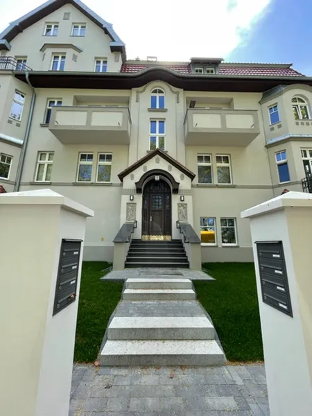 Exklusive Wohnung mit hochwertiger EBK  in ausgezeichneter Lage — photo 1